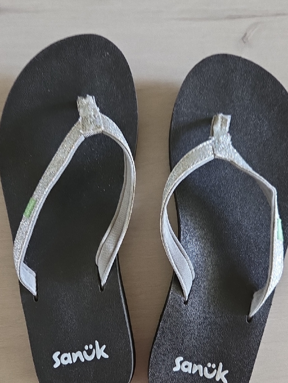 Sanuk Silver Glitter Strap Flip Flops with Black Footbed Size 5